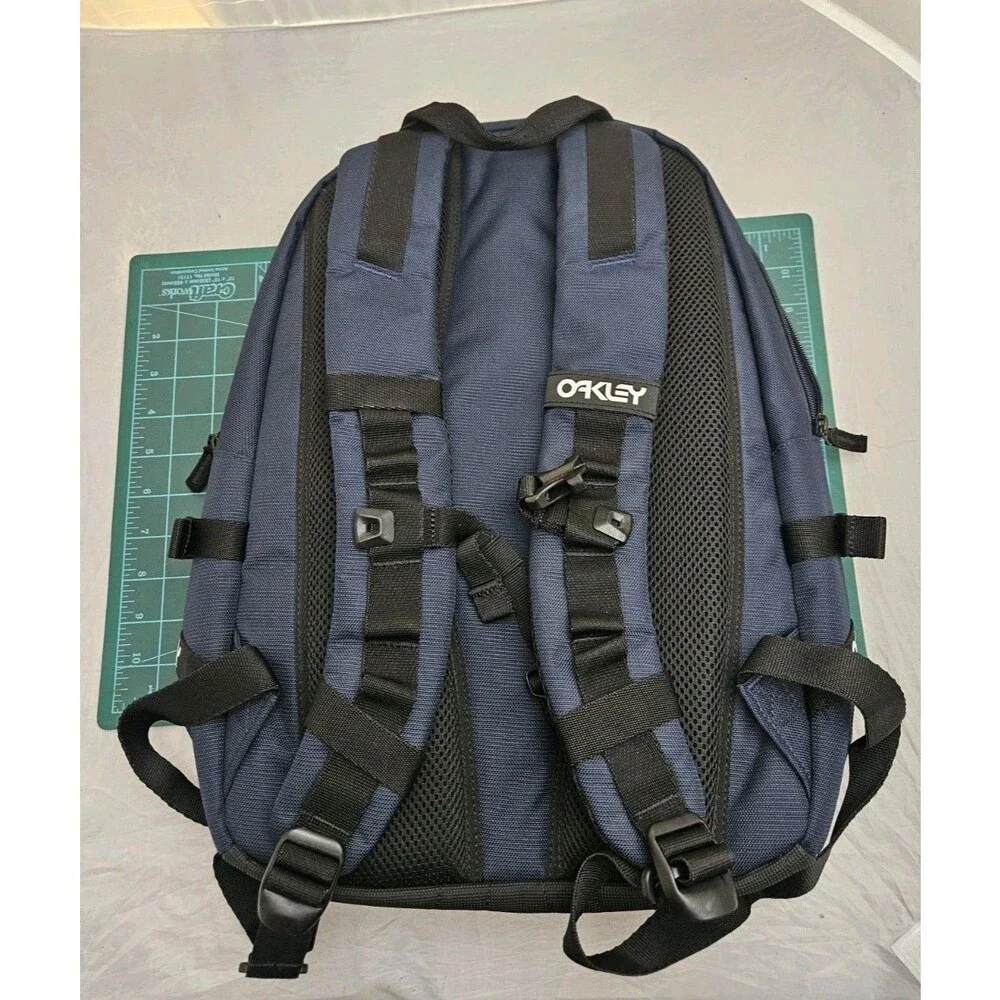 Oakley Modelo Oro Cerveza Backpack w padded laptop sleeve Blue